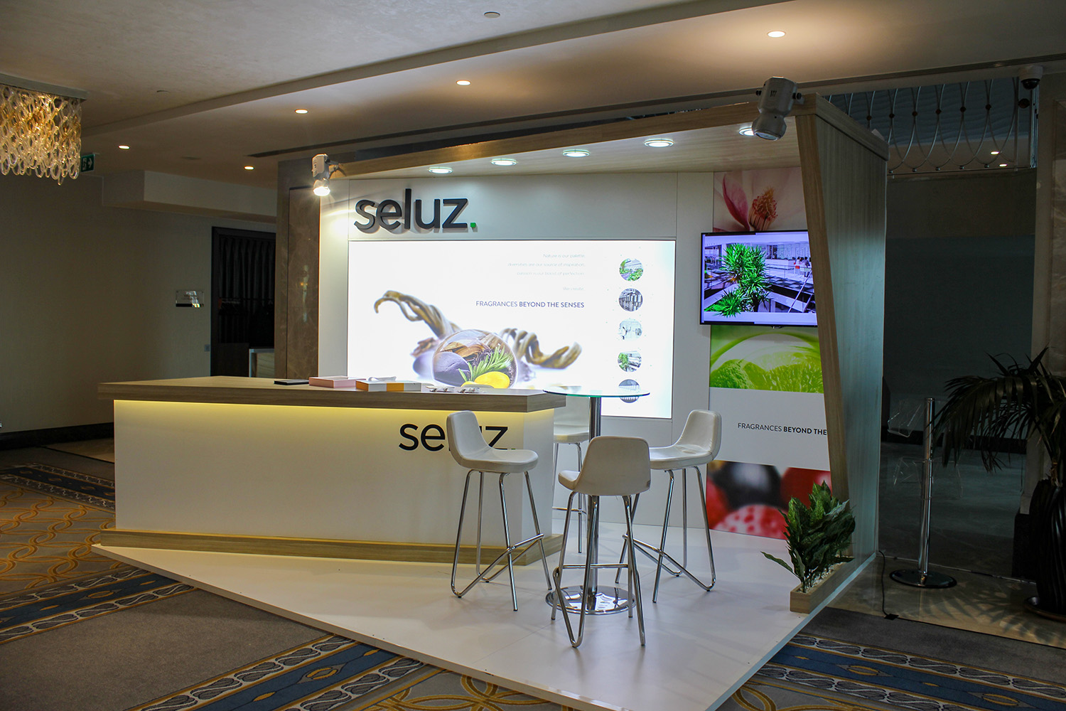 seluz ahşap stand